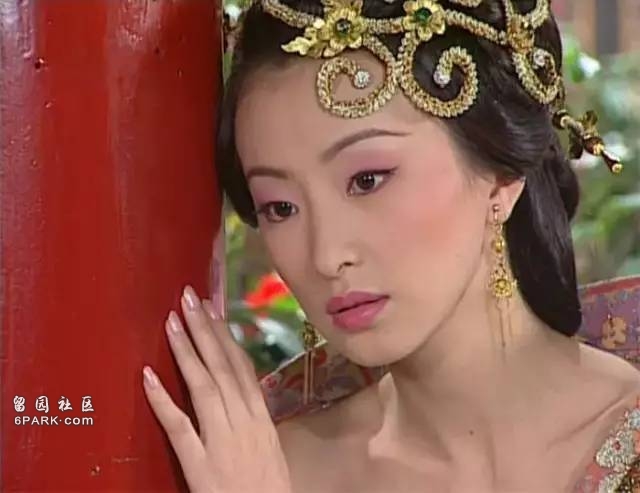 下唇略厚于上唇,可清纯可妩媚,就连这种土粉口红色号都能hold住,林静