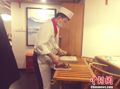 图为北京一家烤鸭店。谢艺观 摄