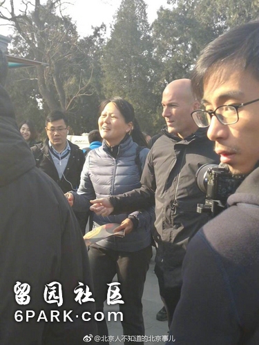 网友在北京天坛公园偶遇齐达内 园方:参观完就走了