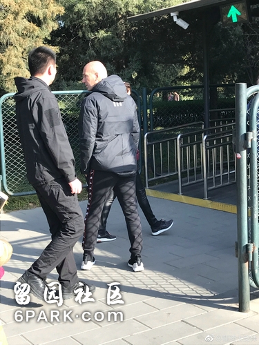 网友在北京天坛公园偶遇齐达内 园方:参观完就走了