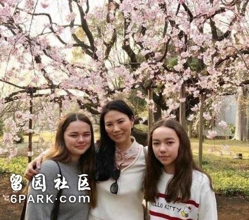 混血女儿庆祝邓文迪50岁生日，两个女儿颜值简直差太大！