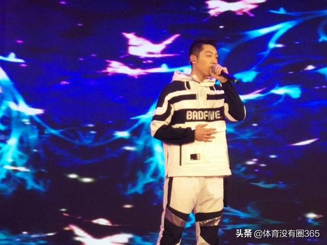 刘国梁笑开了花，丁宁跳起了舞，马龙帅到爆表，国乒春晚太嗨了