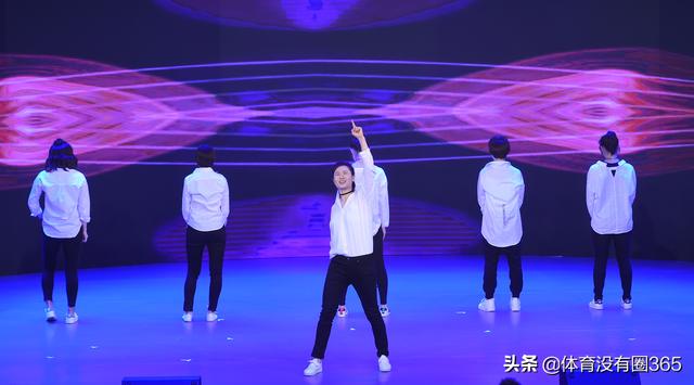 刘国梁笑开了花，丁宁跳起了舞，马龙帅到爆表，国乒春晚太嗨了