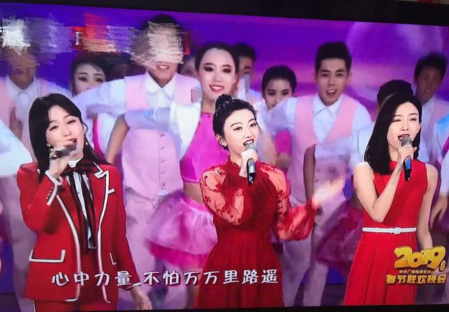 春晚上的秦岚，让人看到了中年女星身上的更多可能